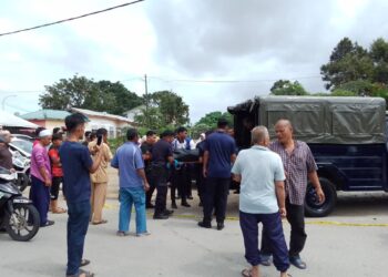ANGGOTA polis mengusung mayat mangsa yang ditemukan maut di dalam sebuah kereta di Kampung Wakaf Stan, Kota Bharu, Kelantan-UTUSAN/ROHANA MOHD. NAWI.