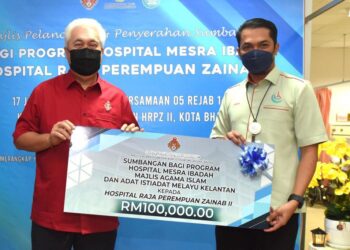 TENGKU Tan Sri Mohamad Rizam Tengku Abdul Aziz (kiri) menyerahkan replika cek kepada Timbalan Pengarah Perubatan II HRPZ II
merangkap Pengerusi Jawatankuasa HMI HRPZ II, Dr. Tengku Annas Fathy Tengku Ahmad di Kota Bharu, Kelantan-IHSAN MAIK