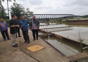 AMINUDDIN Harun ketika mengadakan tinjauan di LRA Sungai Linggi hari ini bagi mengetahui perkembangan laporan kejadian pencemaran Sungai Linggi.-UTUSAN/NUR SHARIEZA ISMAIL.