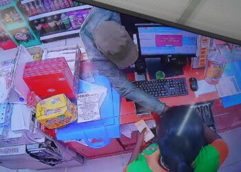 RAKAMAN kamera litar tertutup (CCTV) seorang lelaki melakukan samun di sebuah kedai serbaneka di Seremban