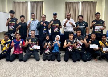 WAN Zikri Afhtar Ishak (belakang, tiga dari kanan) merakamkan gambar bersama atlet tinju sewaktu Majlis Penyerahan Insentif di Majlis Sukan Negeri (MSN), Kangar, Perlis. -UTUSAN/ASYRAF MUHAMMAD
