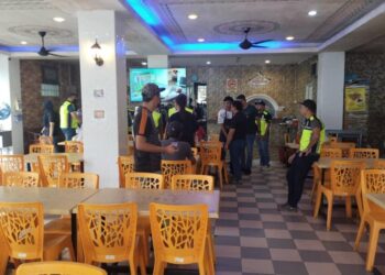 ANGGOTA penguat kuasa MBS dan anggota JIM Negeri Sembilan ketika mengadakan pemeriksaan di sebuah restoran tomyam di Nilai, Seremban, semalam.
