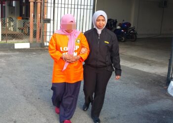 SUSPEK wanita diiringi Pegawai SPRM ketika dibawa ke mahkamah bagi mendapatkan perintah tahanan reman di Alor Setar.