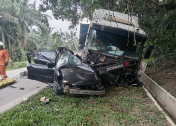 KEADAAN lokasi kejadian kemalangan di antara sebuah treler dan kereta di Kilometer 3, Jalan Sungai Dua-Air Kuning Selatan, Tampin, petang semalam.
