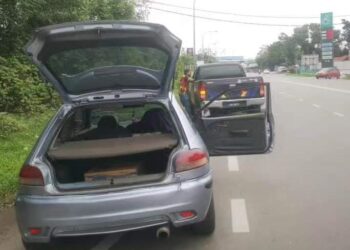 KERETA yang digunakan suspek untuk menyeludup minyak petrol berjaya ditahan anggota penguat kuasa KPDN Kelantan di Rantau Panjang, Kelantan semalam-IHSAN KPDN KELANTAN.