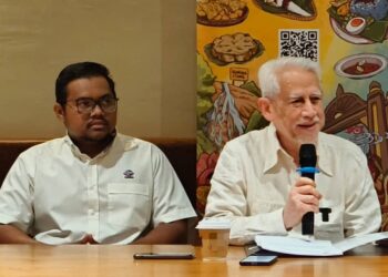 KAMARUDIN Md. Nor (kanan) semasa ditemui pemberita baru-baru ini-Gambar Fail