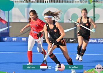 Pemain Belanda (jersi hitam) mendominasi perlawanan menentang Malaysia dalam Kejohanan Piala Dunia Hoki 5 sepasukan Wanita yang berlangsung di Muscat sebentar tadi. (FOTO: Oman Hockey)