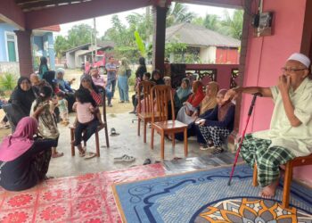 SEBAHAGIAN ahli keluarga sedang menunggu ketibaan jenazah Muhammad Shafiq untuk dikebumikan di Kampung Wakaf, Pasir Puteh, Kelantan hari ini.UTUSAN/TOREK SULONG