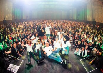 ELLA mengabadikan gambar kenangan bersama peminat pada Konsert Jilid Akhir: Ella Puteri Kota’ di Sabah baru-baru ini.