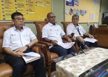 DR. AHMAD Rafee Che Kassim (tengah) dan Dr. Roslan (kiri) pada sidang akhbar hari pertama peperiksaan bertulis SPM Tahun 2023 di SMK Dato' Mohd Said, Nilai, Seremban hari ini.-UTUSAN/NUR SHARIEZA ISMAIL.