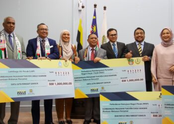 SAARANI Mohamad (tengah) dan Nasreen Khanum Nawab Zadah Khan (tiga dari kiri) bersama wakil syarikat milik kerajaan yang memberikan sumbangan kewangan bagi Program Bantuan Makanan Percuma di bawah Inisiatif Tuisyen Cikgu Saarani di Ipoh, baru-baru ini. – IHSAN YAYASAN PERAK