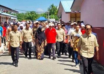 AHMAD Zahid Hamidi (tengah) pada perasmian Sekolah Menengah (SM) Imtiaz Tuminah Hamidi di Sungai Balai di Bagan Datuk hari ini. - UTUSAN/AIN SAFRE BIDIN