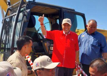 AHMAD Zahid Hamidi merasmikan Sekolah Menengah (SM) Imtiaz Tuminah Hamidi di Sungai Balai di Bagan Datuk hari ini. - UTUSAN/AIN SAFRE BIDIN