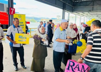 RAZALI Saad (empat dari kiri) turun padang bertemu pengunjung sewaktu Program Sambutan Pelancong Sempena Tahun Melawat Perlis 2024/2025 (TMPs) di terminal feri
Kuala Perlis, semalam.- UTUSAN
