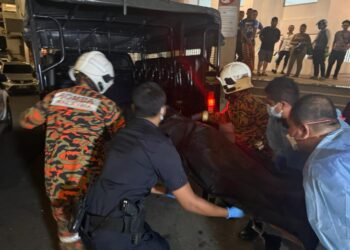 Bomba dan polis mengusung mayat lelaki Nigeria jatuh dari tingkat 16  sebuah kondominium di Batu Uban di sini semalam.