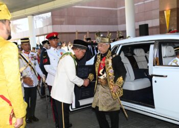 Al-SULTAN ABDULLAH bersalaman dengan Anwar Ibrahim sebelum berangkat pulang ke Pahang dalam istiadat khas di Kompleks Bunga Raya Lapangan Terbang Antarabangsa Kuala Lumpur (KLIA). - IHSAN JABATAN PENERANGAN