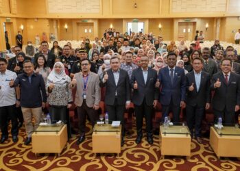 ANTHONY loke bersama warga kementerian ketika menyampaikan Amanat Tahun Baharu 2024 di Kementerian Pengangkutan, Putrajaya. - UTUSAN/FAISOL MUSTAFA