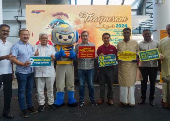 ANTHONY Loke pada sidang akhbar perkhidmatan KTM Komuter empat hari tiga malam sempena Thaipusam 2024, di Stesen KTM Batu Caves. - UTUSAN/SHIDDIEQIIN ZON