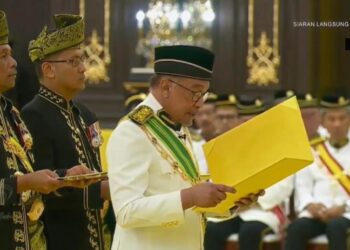 ANWAR Ibrahim membacakan kandungan surat perisytiharan di Istana Negara hari ini dan bermulanya secara rasmi Sultan Ibrahim Sultan Iskandar sebagai Ketua Utama Negara baharu.