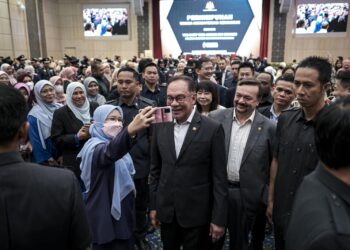 ANWAR Ibrahim beramah mesra dengan warga Kementerian Kewangan di Putrajaya. - UTUSAN/FAIZ ALIF ZUBIR