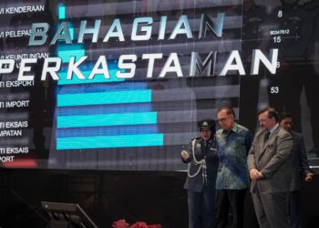 ANWAR Ibrahim ketika melancarkan Sambutan Hari Kastam Sedunia Ke-42 di Putrajaya. -UTUSAN/FAISOL MUSTAFA