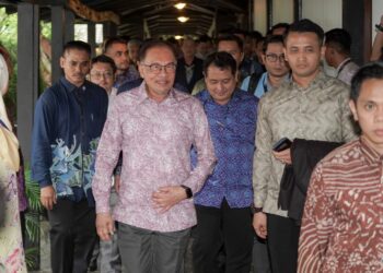 ANWAR Ibrahim dalam sidang akhbar selepas berakhir program Pemukiman Anggota Jemaah Menteri Kerajaan Perpaduan 2024 di Cyberjaya.- UTUSAN/FAISOL MUSTAFA