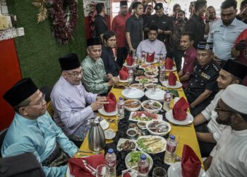 ANWAR menjamu selera di Restoran dan Katering Ar Arham di Desa Pinggiran Putra, Selangor. - UTUSAN/FAIZ ALIF ZUBIR