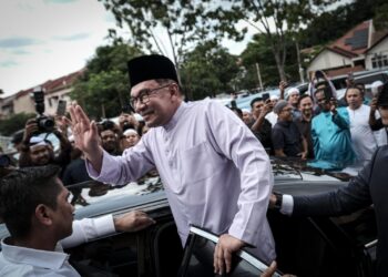 ANWAR Ibrahim menunaikan solat Jumaat di Masjid Al-Hijrah, Desa Pinggiran Putra, Selangor. - UTUSAN/FAIZ ALIF ZUBIR