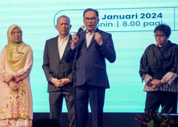 ANWAR brahim berucap pada Majlis Perjumpaan Jabatan Perdana Menteri di putrajaya. - UTUSAN/FAISOL MUSTAFA