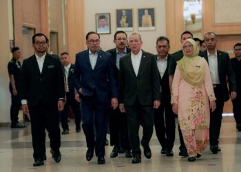 ANWAR Ibrahim berucap pada Majlis Perjumpaan Jabatan Perdana Menteri di Putrajaya. - UTUSAN/FAISOL MUSTAFA
