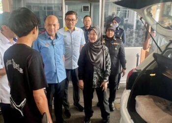 ARMIZAN Mohd Ali (empat dari kanan) ketika mengadakan tinjauan di Kompleks ICQS Padang Besar, Perlis, hari ini. - UTUSAN/ASYRAF MUHAMMAD