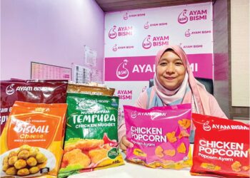 IRA Haryani Jaffri menunjukkan produk sejuk beku keluaran Ayam Bismi Food ketika ditemui di ibu pejabatnya di Simpang Empat, Alor Setar, Kedah.