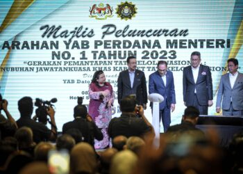 AZAM Baki (kanan) hadir Simposium Tatakelola Baik Nasional 2024 yang dirasmikan Perdana Menteri, di Sepang. - UTUSAN/FAIZ ALIF ZUBIR