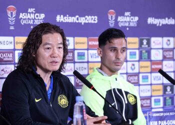 KIM Pan Gon bersama Matthew Davies pada sidang akhbar di Doha, Qatar, semalam sempena pertemuan Malaysia menentang Jordan dalam saingan Kumpulan E Piala Asia 2023, esok. - IHSAN FAM
