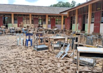 KEADAAN sebuah sekolah dipenuhi lumpur akibat banjir di Hulu Dungun, Dungun, Terengganu. - GAMBAR HIASAN/NIK NUR IZZATUL HAZWANI NIK ADNAN