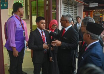 JELANI Sulong (tengah) memberi kata-kata semangat kepada calon-calon SPM di Sekolah Menengah Sains Sultan Mahmud, Kuala Nerus, hari ini. - UTUSAN/PUQTRA HAIRRY ROSLI