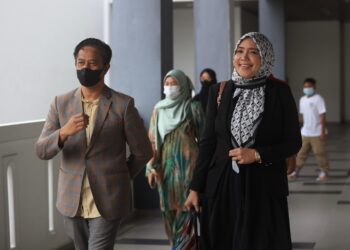 MOHAMAD Yusri Ismail (kiri) lega selepas dibebas atas dua pertuduhan pecah amanah dan penyalahgunaan wang di Mahkamah Sesyen, Kota Bharu, Kelantan.- UTUSAN/KAMARUL BISMI KAMARUZAMAN