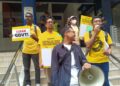 SEBAHAGIAN peserta himpunan anjuran Bersih dan beberapa NGO memegang plakad berkaitan DNAA melibatkan ahli politik.