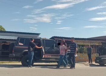 LELAKI dipercayai suspek kes bunuh pengawal keselamatan diberkas di Kampung Manjoi, Ipoh di Ipoh hari ini. - UTUSAN/IHSAN PDRM