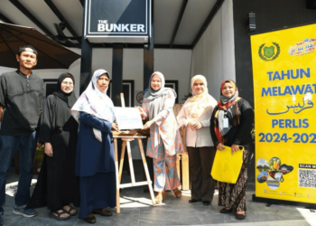 WAN Badariah Wan Saad (empat dari kanan) melawat The Bunker Cafe di Batas Liku, Arau, Perlis hari ini. -UTUSAN/IZLIZAN OTHMAN