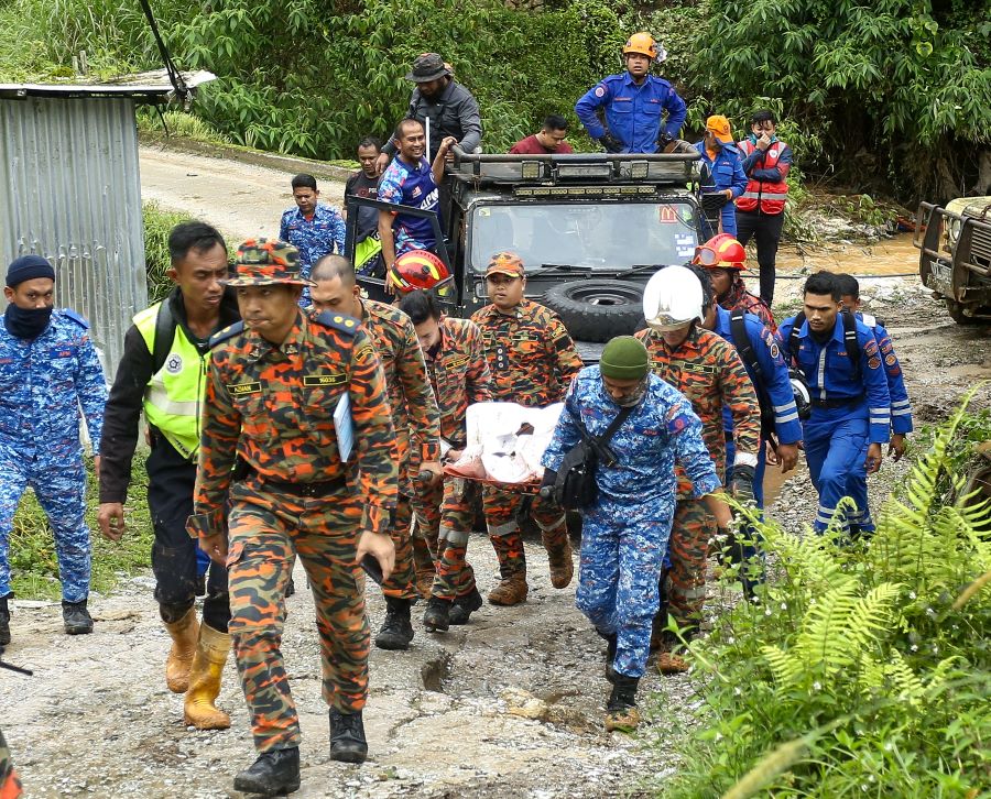 Tanah runtuh: Dua maut, tiga hilang