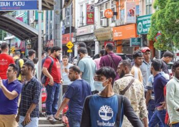 LEBUH Pudu kembali meriah dengan pekerja asing yang mengambil peluang bersiar-siar sambil sambil mencari barang keperluan sempena cuti umum Tahun Baharu 2024 di Kuala Lumpur, semalam. - UTUSAN/AMIR KHALID