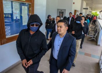 PEGAWAI SPRM membawa tiga tertuduh yang mengaku bersalah bagi pertuduhan menggunakan dokumen palsu untuk mengurangkan duti import kereta mewah di Mahkamah Sesyen di Alor Setar. -UTUSAN/ SHAHIR NOORDIN