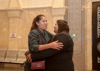 Ibu tunggal, Loh Siew Hong dan peguamnya, J. Gunamalar ketika hadir untuk pendengaran rayuan berhubung status pengislaman tiga anaknya yang ditukar agama secara unilateral di Mahkamah Rayuan, Putrajaya Rabu lalu.