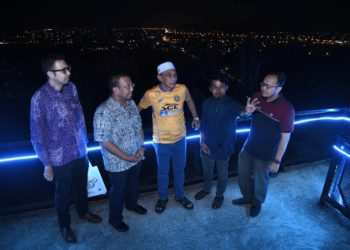 MOHD. Shukri Ramli (tiga dari kanan) bersama Ketua Pengarah Pusat Pelancongan Islam (ITC), Nizran Noordin (dua dari kiri) meninjau suasana di kawasan Gunung Medan View Point, Kangar, Perlis. -UTUSAN/IZLIZAN OTHMAN