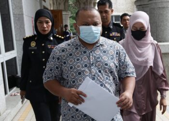 ZULKARNAIN Endut dan Mazuin Mustafa ketika hadir atas pertuduhan gagal mematuhi award perintah Tribunal Tuntutan Pengguna Malaysia (TTPM) di Mahkamah Majistret Putrajaya. - UTUSAN/FAISOL MUSTAFA