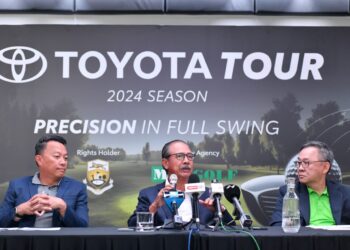 Pengurus Besar Persatuan Profesional Golf Malaysia (PGM), Nik Mustapha Nik Mohamed (tengah) dalam sidang akhbar pelancaran Jelajah Toyota 2024.