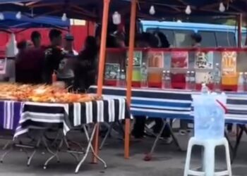 INSIDEN kekecohan pergaduhan di gerai makanan sekitar Kompleks Sukan Pandamaran, Klang, Selangor.