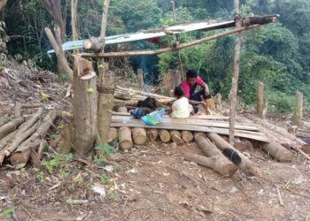 PENDUDUK Orang Asli terpaksa melarikan diri ke atas bukit selepas gajah liar menceroboh Kampung Bujuk, Pos Bihai, Gua Musang, Kelantan. -IHSAN PENDUDUK