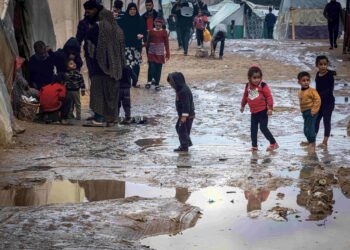 KANAK-kanak Palestin terdedah kepada pelbagai ancaman penyakit disebabkan terpaksa tinggal dalam keadaan bersesak, tiada bekalan air bersih dan ubat-ubatan. – AFP